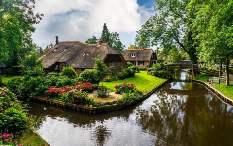 Dutch Hobbit Village Giethoorn - Explorer 99 Dutch Hobbit Village Giethoorn Explorer