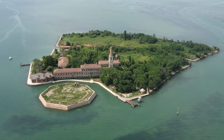Poveglia, the island of death where thousands of people were burned 264 Poveglia the island of death where thousands of people were