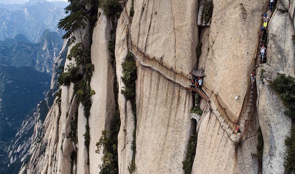 The World's Most Dangerous Trail on Mount Hua 1 The Worlds Most Dangerous Trail on Mount Hua