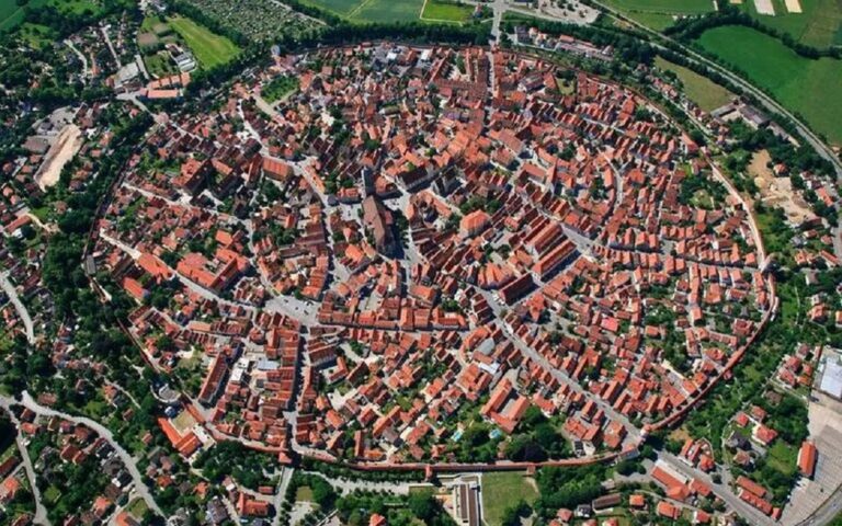Town Made with 72 Thousand Tons of Diamonds 234 Town Made with 72 Thousand Tons of Diamonds