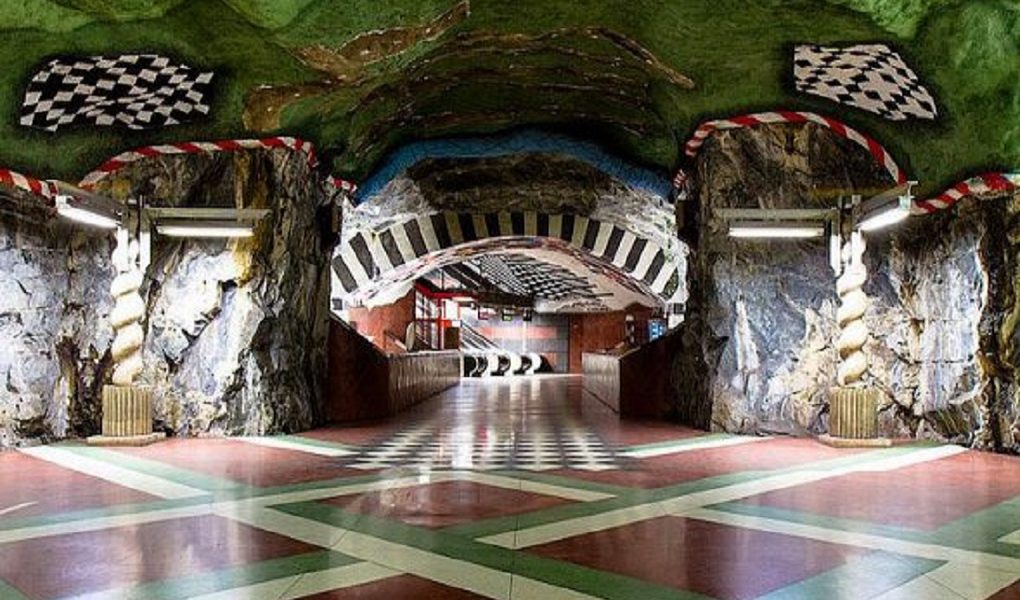 The World's Longest Extraordinary Art Gallery 1 The Worlds Longest Extraordinary Art Gallery