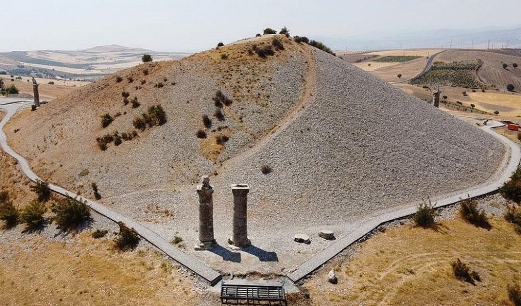 Shaking Column in Karakuş Tumulus Destroyed 1 karakus