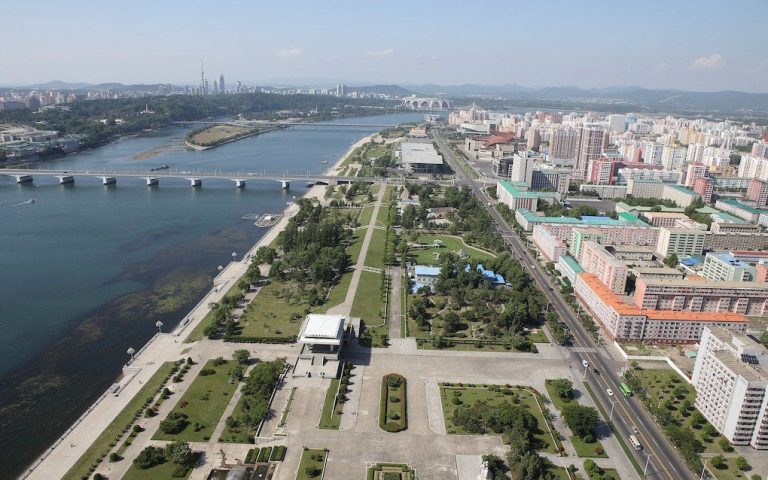 The Country Where Even Laughing Is Forbidden: North Korea's Extraordinary Rules 257 kuzey kore kurallari2