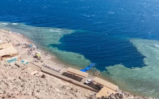 Kizil Denizin Olumcul Mavi Deligi 1024x576.webp