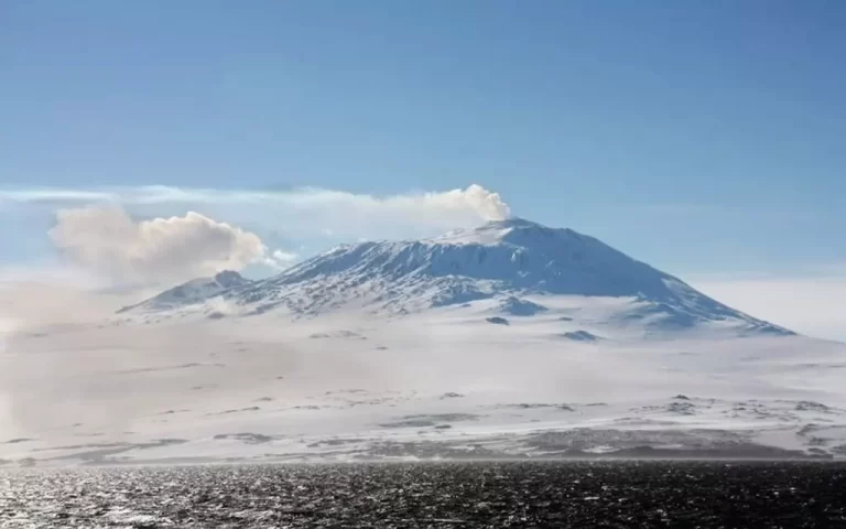 Mount Erebus: Antarctica's Volcano Spreading Gold Dust! 143 erebus yanardagi 1024x682.webp