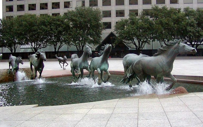 25 Most Fascinating Statues and Monuments from Around the World 35 1 Robert Glen tarafindan yapilmis Vahsi Atlar Las Colinas Teksas ABD 1024x768