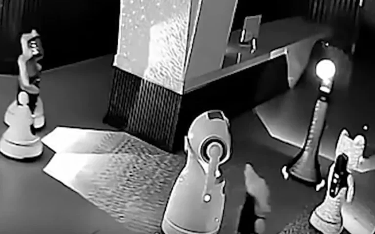 Interesting Incident in China: A Robot Kidnapped 12 Robots! 75 Bir robot 12 robotu kacirdi1.webp