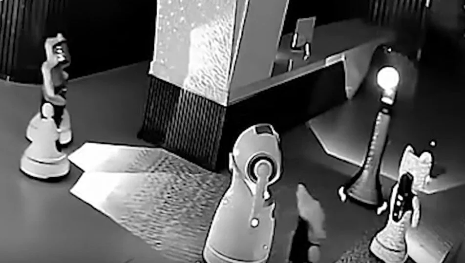 Interesting Incident in China: A Robot Kidnapped 12 Robots! 1 Bir robot 12 robotu kacirdi1.webp