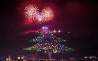 The World's Largest Christmas Tree: A Wonder of Light That Entered the Guinness Book of Records 10 dunyanin en buyuk Noel agaci5 1024x751