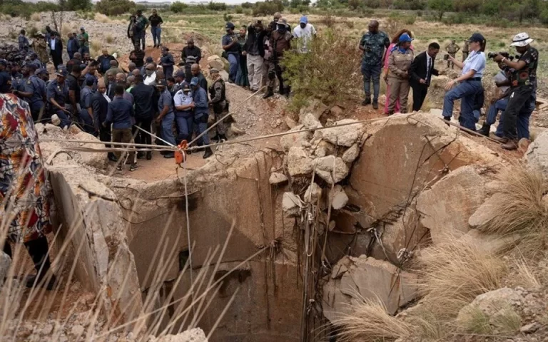 Hundreds of Workers Imprisoned in the Mine in South Africa: Allegations of Cannibalism Among Illegal Miners! 221 Guney Afrikada Yuzlerce Isci Madende Mahsur Kaldi Madenciler Arasinda Yamyamlik Iddiasi2.webp