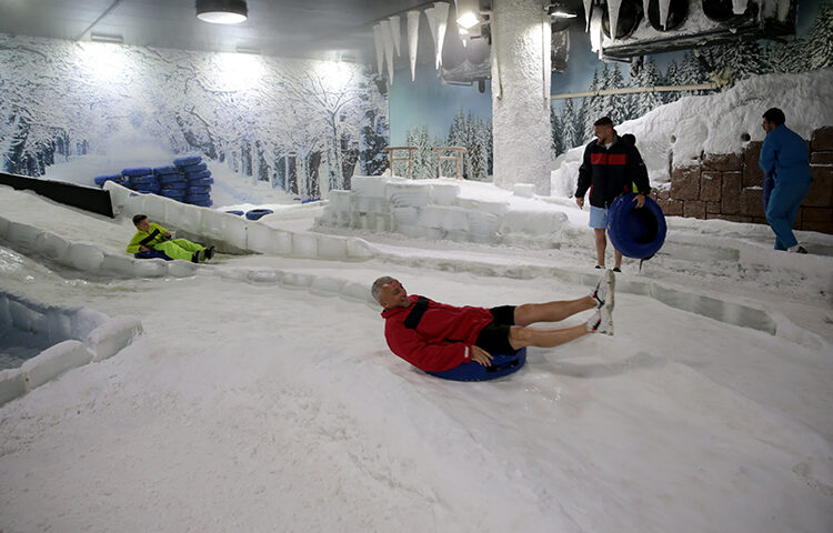 Winter pleasure in the middle of summer: A 40 -degree heat in Antalya is an ice -cold experience! 75 Antalya Akvaryum kompleksinde yer alan Kar Dunyasi ve Buz Muzesi1