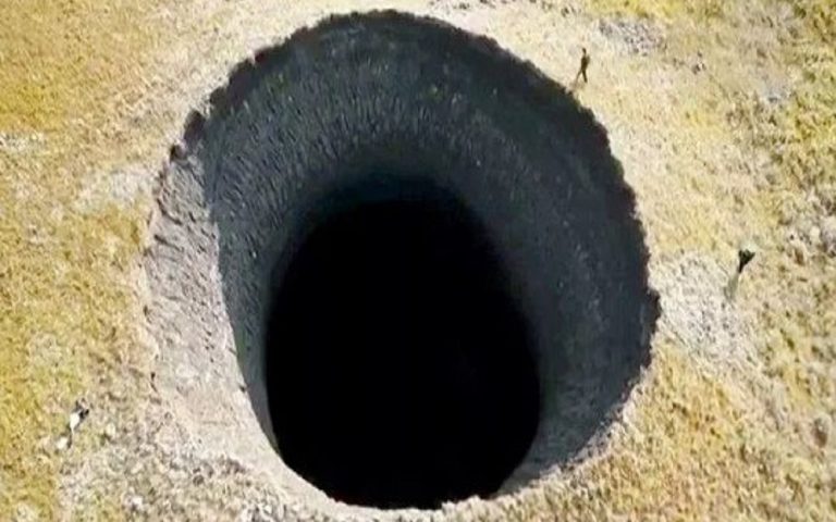 Sibiryada Aniden Olusan Dev Cukurlar5