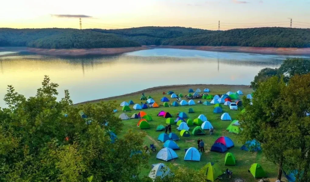 İstanbul’da Ücretsiz Kamp Yerleri 2026: Çadır ve Karavan İçin En Güzel Alanlar