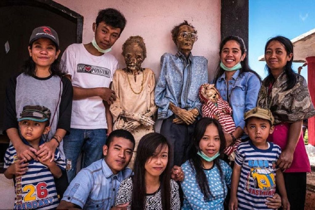 Toraja Kabilesi'nde Tüyler Ürperten Gelenek: Ölüleri Mezardan Çıkarıp Giydiriyor ve Süslüyorlar