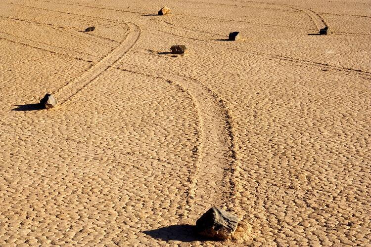 What's the Secret of Self-Walking Rocks in Death Valley? 2 yuruyen kaya 1