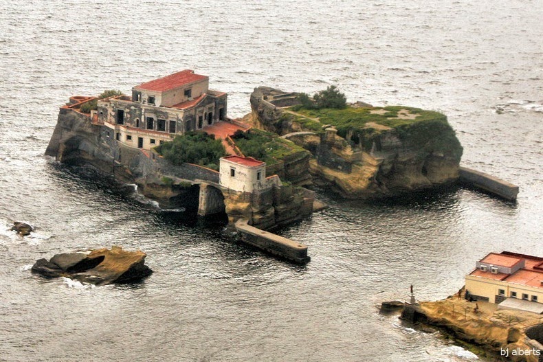 The Cursed Island That Kills Everyone Who Lives On It 2 gaiola