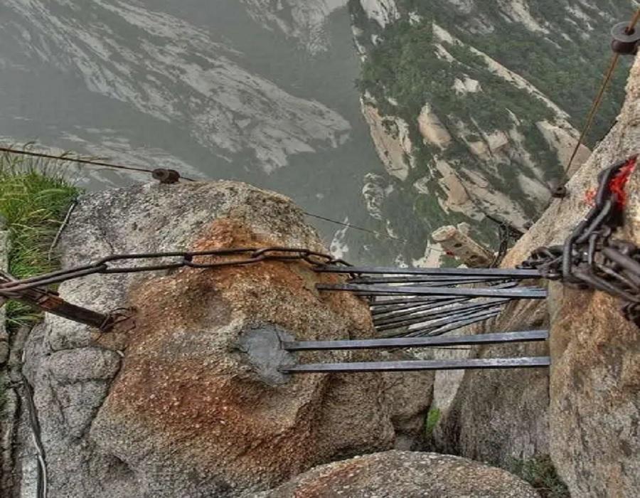 The World's Most Dangerous Trail on Mount Hua 6 hua7