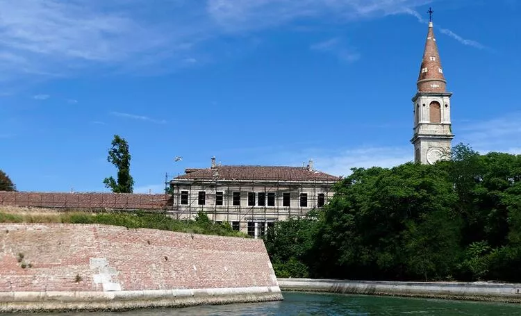Poveglia, the island of death where thousands of people were burned 2 poveglia3