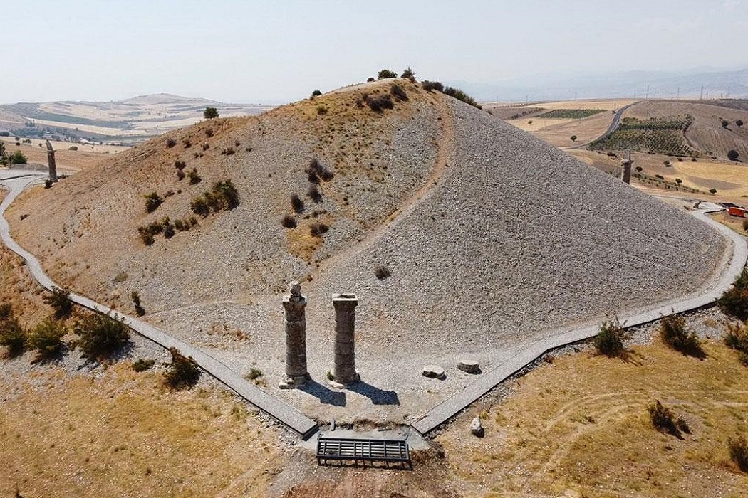 Shaking Column in Karakuş Tumulus Destroyed 2 karakus