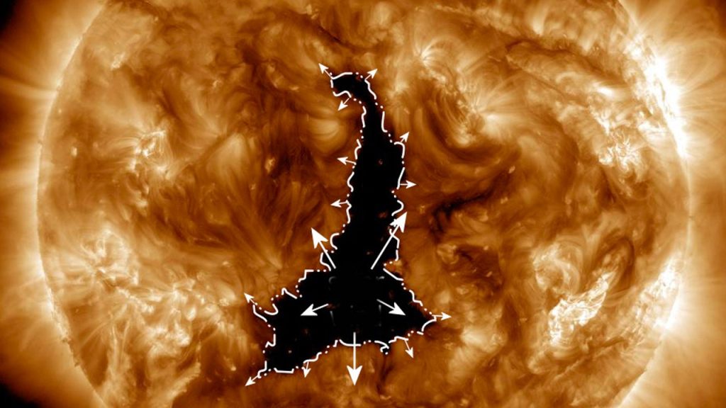A Giant Black Hole Opened in the Sun and Spreads Radiation to the Earth! 3 Guneste Acilan Dev Kara Delik1