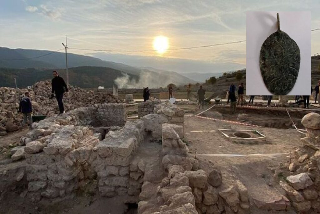 Hz. Süleyman Figürlü Kolye Bulundu