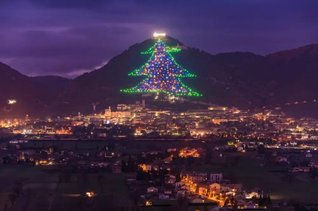 Gubbio kasabasındaki Noel ağacı