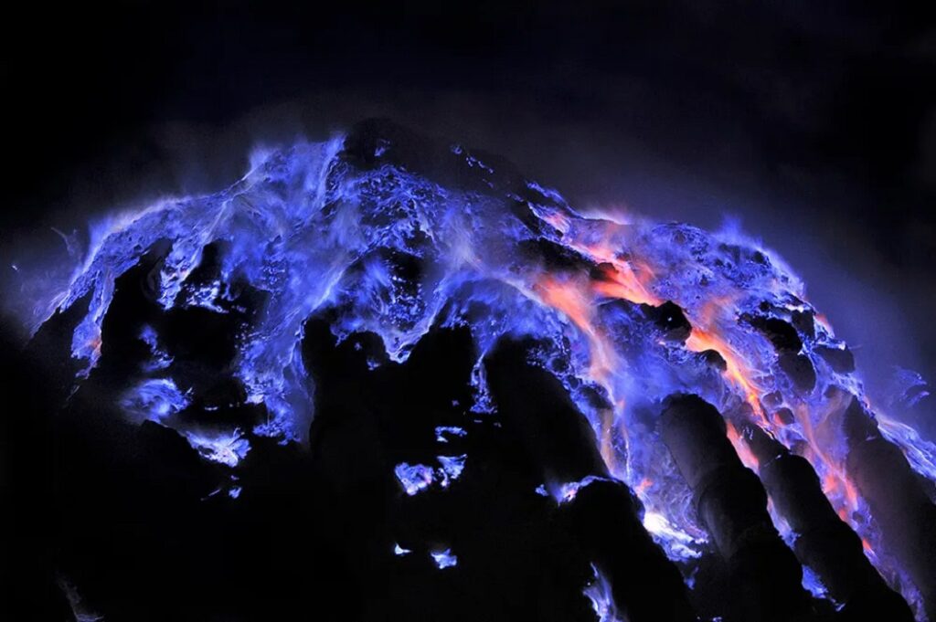 Kawah Ijen: Endonezya’da Geceleri Mavi Yanan Volkanın Sırrı!