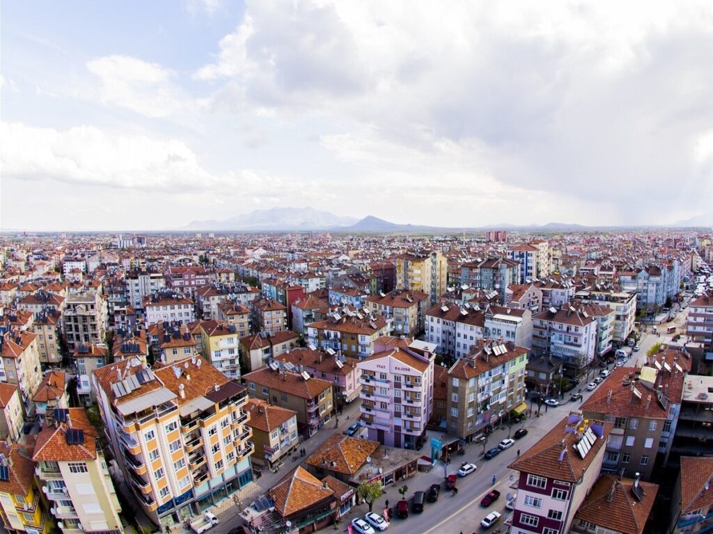 Karaman’a yapacağınız bir ziyaret, sadece bir gezi değil, aynı zamanda geçmişin ve doğanın derinliklerine yapılacak bir yolculuk olacak. Karaman, hem kültürel hem de doğal güzellikleriyle gezginleri bekliyor!