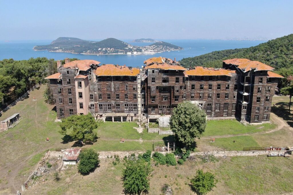 Büyükada Rum Yetimhanesi: Paranormal Olaylarla Anılan Yapının Etkileyici Hikâyesi